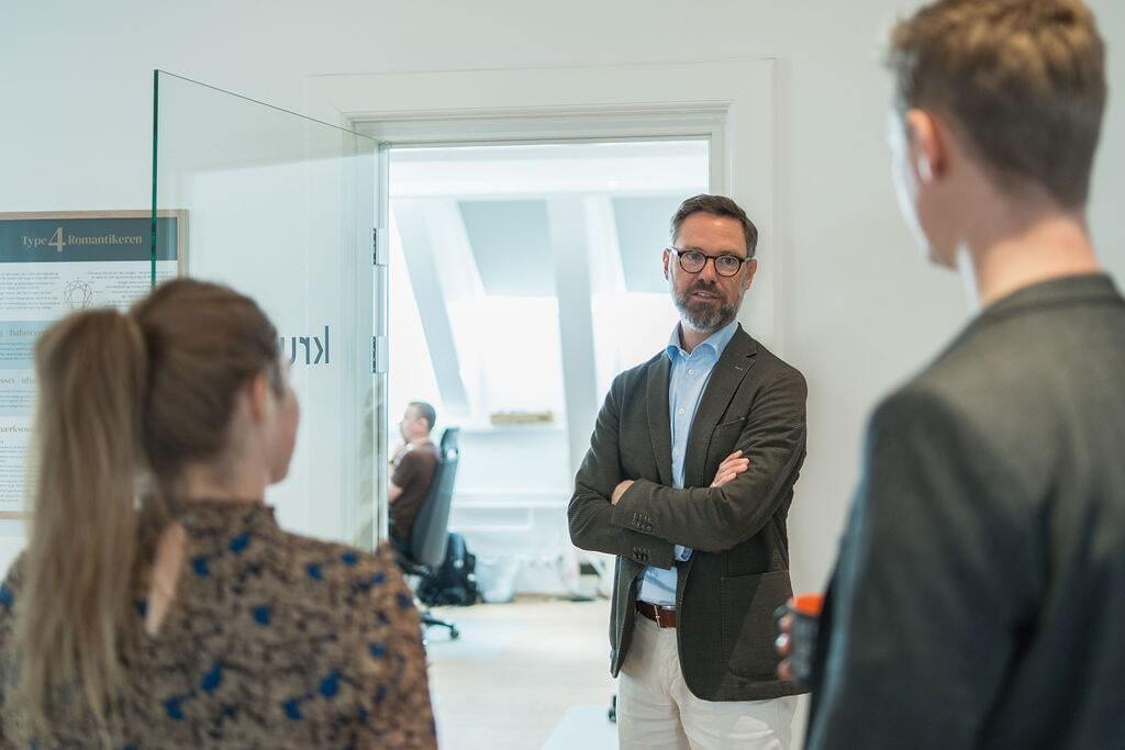 Anders Frey Birkmose fra Kruso viser Curanet rundt på kontoret og får en snak om vigtigheden af datasuverænitet